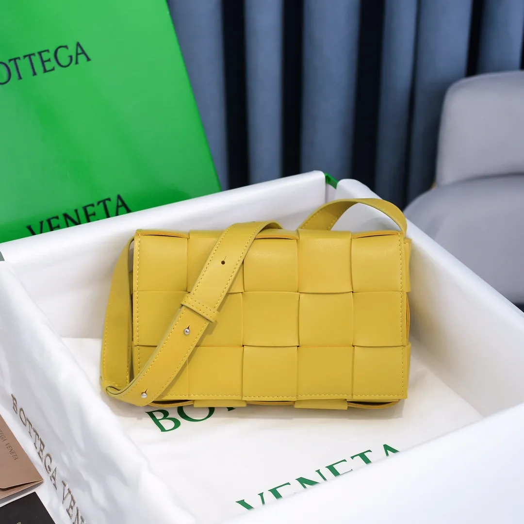 Batch 1420 Real shots 👇BV Cassette’s trendy design is earth-shakingly beautiful. The handsome style with flamboyant personality has completely changed the dull style of the past. Beauty is a topic that women can never refuse. Walking on the streets of Milan, you can see her figure everywhere. It is called tofu bag, original sheepskin: the key point is that both men and women can control it, and it has become a big celebrity in the fashion circle. The size is 23*15*5 [6687#] corn yellow.